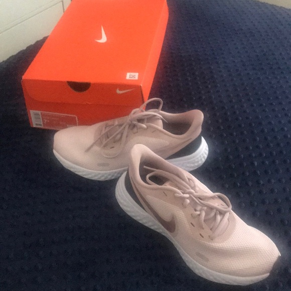 nike revolution 5 barely rose